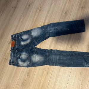 Dsquard 2 jeans - Dsquard 2 jeans, mycket bra skick!  Inget fel på jeansen och är knappt använda  Äkta   