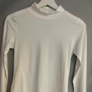 Polotröja - Säljer en vit tröja med polokrage från shein, storlek S, aldrig använd! 