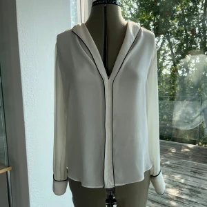 Blus - Vit blus från zara. Mycket bra skick i storlek S.