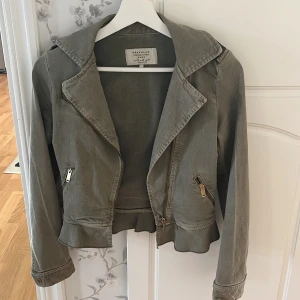 Grön jeans jacka - Nyskick med snygg grön färg. Priset kan diskuteras