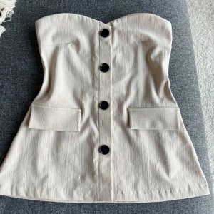 Fin beige topp  - Super snygg beige topp från ginatricot, väldigt fint skick, säljer pågrund av att den inte kommer till användning💓 strl XS men passar som S också💗