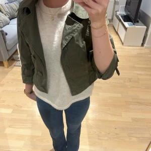 Grön jacka  - Super snygg grön  jacka nu till hösten med trekvartslånga ärmar