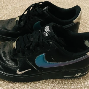 Nike Air Force 1, strl 42,5 - Säljer ett par Nike Air Force One