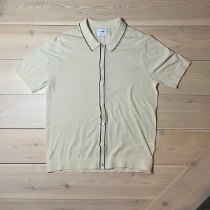 NN07 skjorta - En stickad skjorta från NN07| Utmärkt skick| Stolek small. För fler frågor så tveka inte att hör av dig// Borgströms 