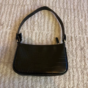 Svart handväska - Använd flertal gånger men väldigt bra skick😍