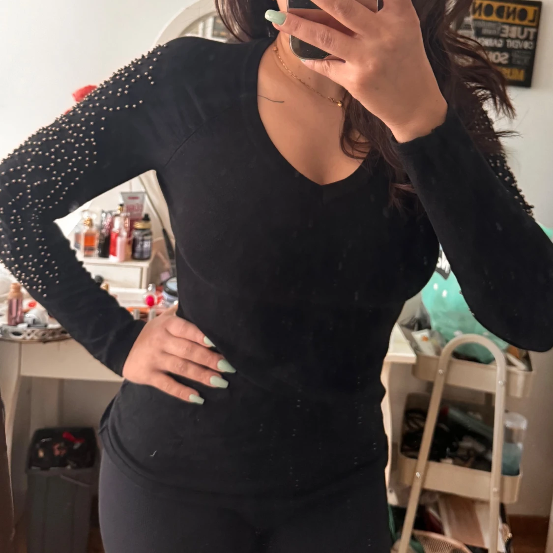 Svart tröja med pärldetaljer - 90