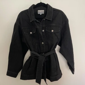 Svart jeansjacka  - En stentvättad svart jeansjacka med knytning i midjan. Har älskat denna jacka och anvånt ett fåtal tillfällen med eftersom att den var lite kort för mig i armarna köpte jag en annan efter detta. Ger en väldigt snygg figur med knytningen i midjan🩷