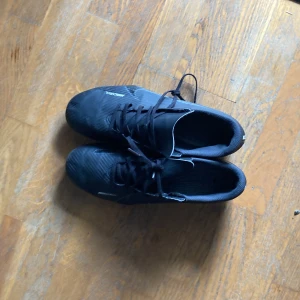 Fotboll skor nike - 42 i skostorlek använd under 2 matcher eftersom att skorna va för små för mig