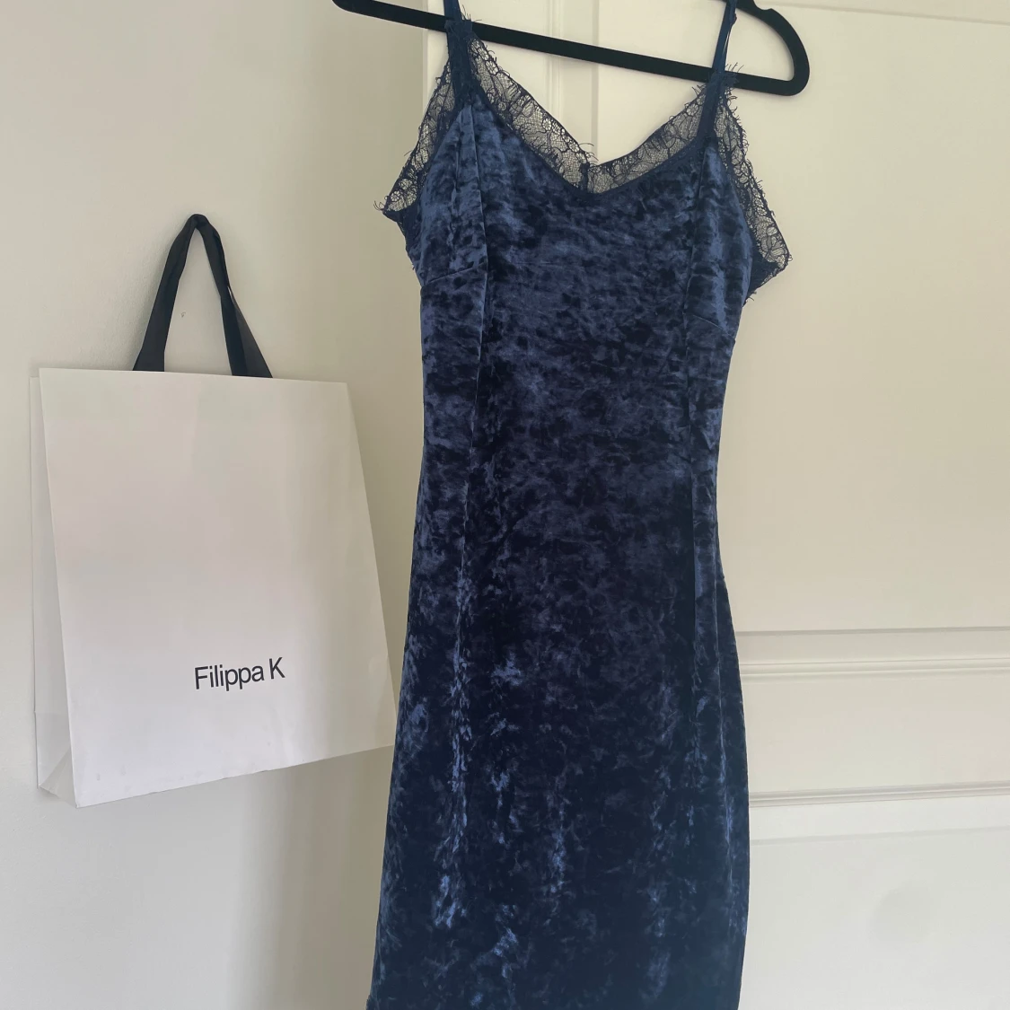 Mörkblå sammet klänning från Filippa K