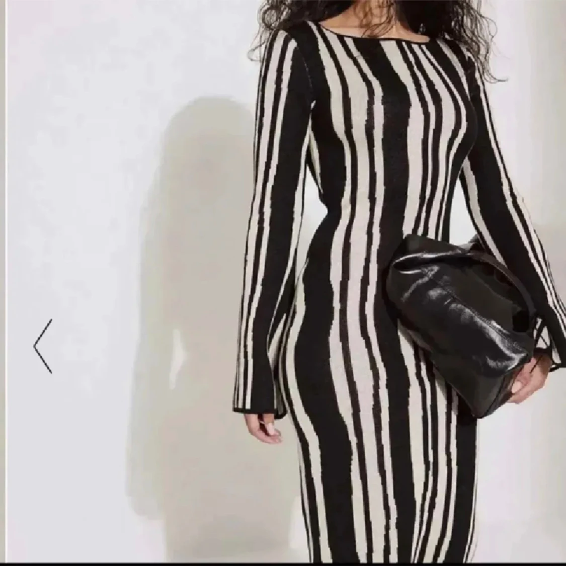 Svart och vit randig klänning - 91