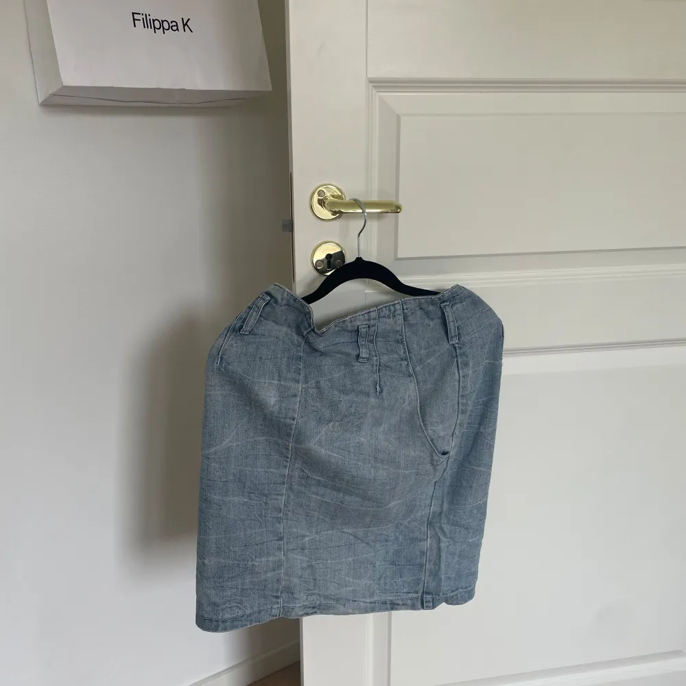 Säljer en snygg jeanskjol från Jeans Please Cubus i storlek 36. Kjolen är i en klassisk blå jeansfärg och har en stilren design med en liten slits på sidan. Perfekt för både vardag och fest! 🦋. Kjolar.