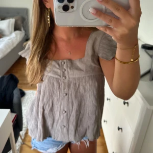 Festtopp - SÅ fin topp! Väldigt eftertraktad! Använd endast några få gånger 🤍 svarar på alla prisförslag & frågor!  