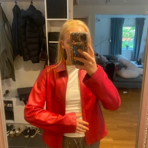 Vintage läderjacka  - Snyggaste och coolaste skinn/läderjackan perfekt till hösten!! Så cool att styla till utgångar osv😍😍 I perfekt skick! Även cool att ha stängd!
