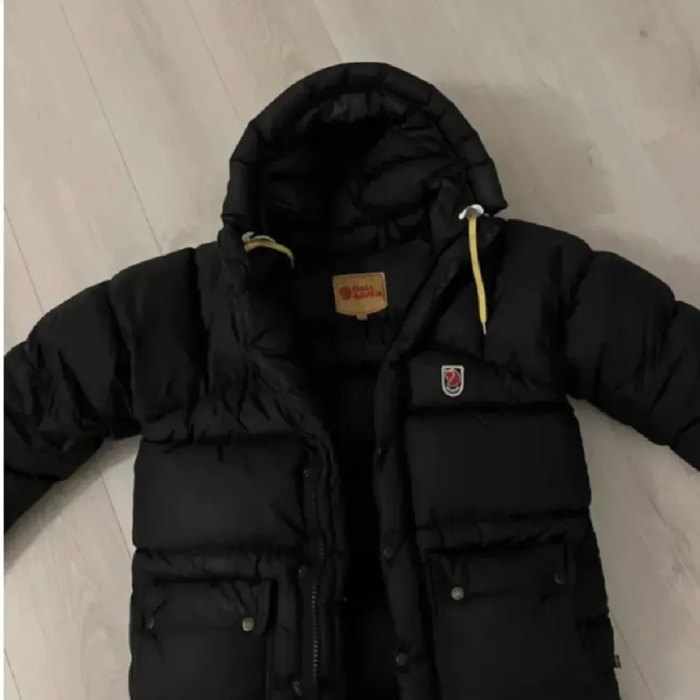 Säljer min fjällräven jacka som jag köpte förra vintern här på Plick. Skriv för fler bilder 🥰 Modellen expedition down jacket . Jackor.