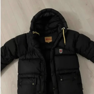 fjällräven jacka - Säljer min fjällräven jacka som jag köpte förra vintern här på Plick. Skriv för fler bilder 🥰 Modellen expedition down jacket 