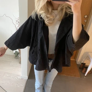 Svart overshirt med trekvartsärm - Säljer en svart overshirt med trekvartsärm. Den är perfekt till hösten kan enkelt matchas med jeans eller kjol. Jackan är klippt i nederkant på baksidan 💕Lånade bilder!