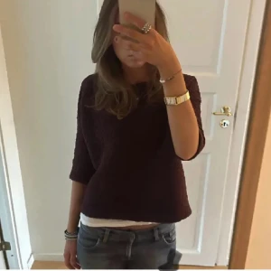 Vinröd trekvartsärmad tröja - Säljer en jättefin vinröd tröja u bra skick💗