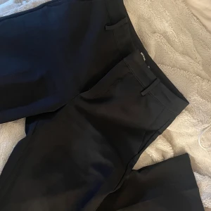 Kostymbyxor  - Kostymbyxor från bikbok, ser ut som nya, mid rise storlek 36💞 tveka inte för att skriva om eventuella frågor! Nypris 500