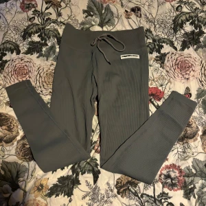 Gråa träningsbyxor  - Ett par gråa träningsbyxor som är i nyskick