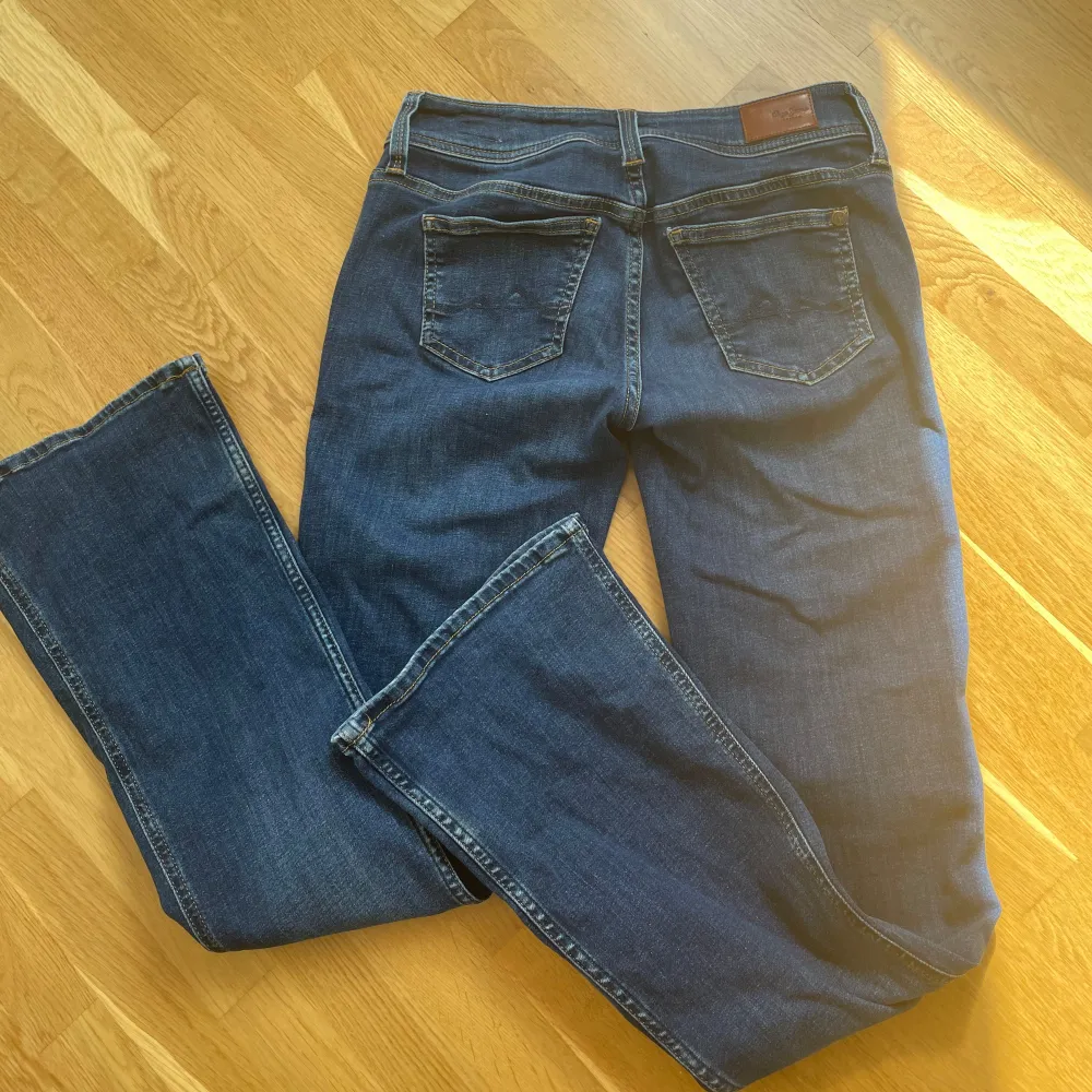 Snygga jeans från Pepe jeans💗 Midjemått 35,5 cm Innerbenslängd 78 cm. Jeans & Byxor.