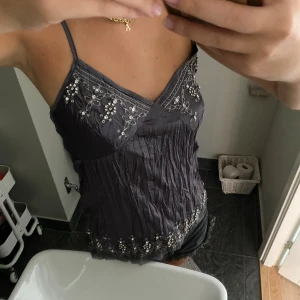 Linne med glitter detalj - Så fint linne i en lite skimmer grå färg. Fina glitter detaljer, storlek S