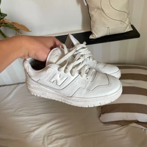 New balance 550  - Nästan helt nya new balance helvita, andvända en gång, vid snabb affär kan pris diskuteras 