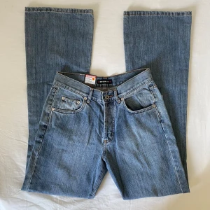 Utsvängda vintage jeans - Nya högmidjade jeans med lappen kvar. W32 L34. Innerbenslängd 85cm och midjemått 37cm. Jag är 172cm.  Skriv privat för frågor eller flera bilder ❤️