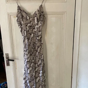 Klänning ormmönster - Tunn, fin klänning använd endast 1 gång