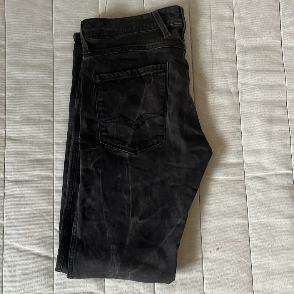 Riktig snygga och sällsynta replay jeans i bra skick som är stentvättade i ett unikt och mycket coolt mönster. Slim fit. Pris går att diskutera vid snabb affär. Tveka inte på att höra av dig vid eventuella frågor.. Jeans & Byxor.