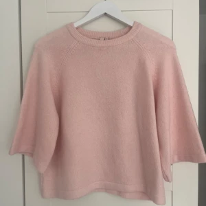 stickad tröja  - stickad tröja från nelly med trekvartslånga ärmar, aldrig använd nypris 300kr