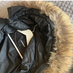 Vinterjacka -  vinterjacka är vindtät, vattenavvisande och har en varm foder. Den är perfekt för att hålla dig varm och torr under kalla vinterdagar. Jag köpte den från rockandblue för 4500kr. Det är äkta päls