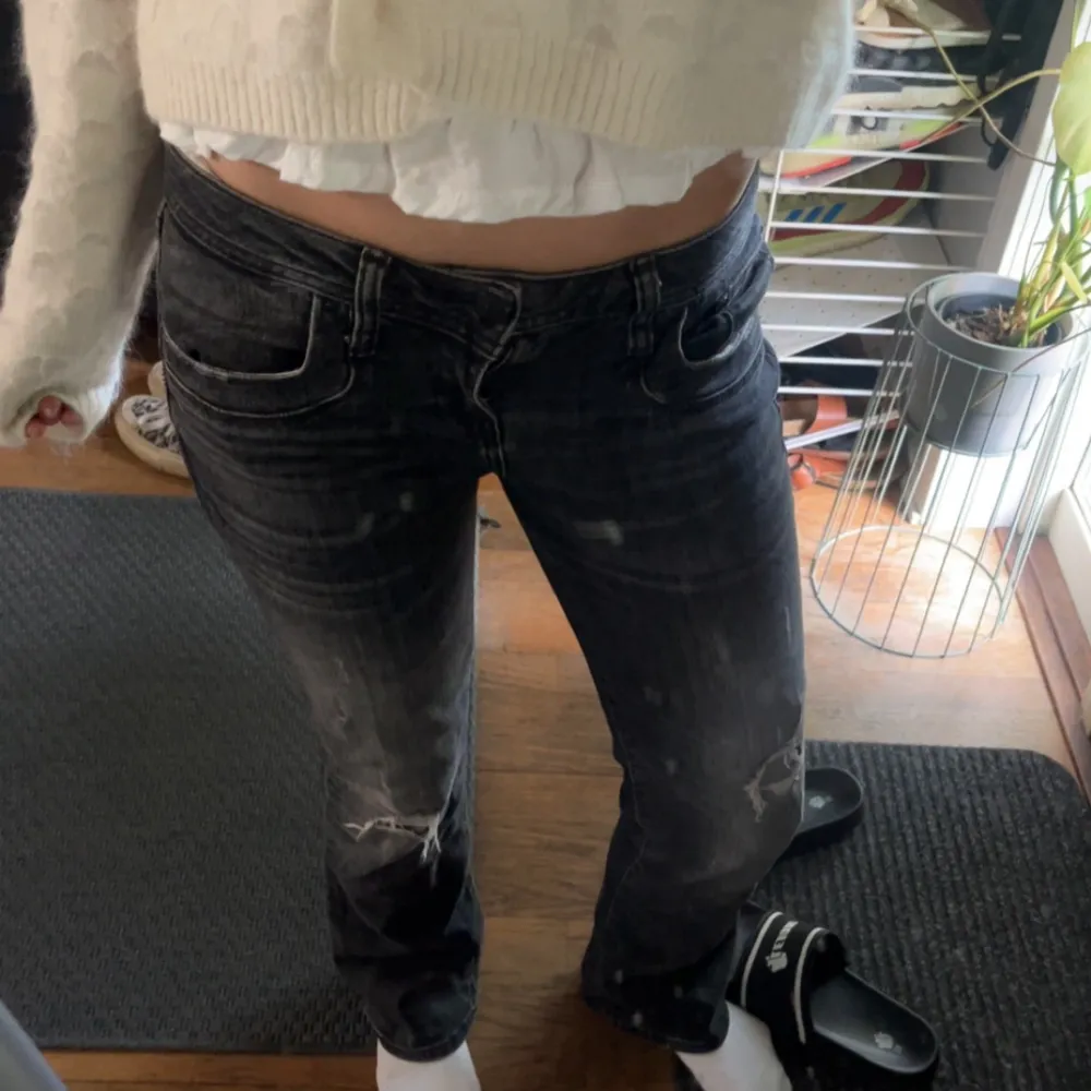 Säljer mina jätte snygga ltb jeans eftersom att de inte kommer till så mycket användning längre!❤️storlek W28 L30, längden passar bra på mig som är 165. Slutsålda överallt❤️. Jeans & Byxor.