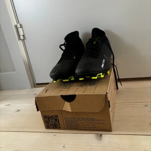 Nike air zoom fotbollsskor  - Säljer min fotbollsskor för att jag skulle börja på fotboll men blev inget och nu är de försmå. Har bara använt dem ett par gånger. Köpte de för ca 1200. Kan diskutera priset vid snabb affär.