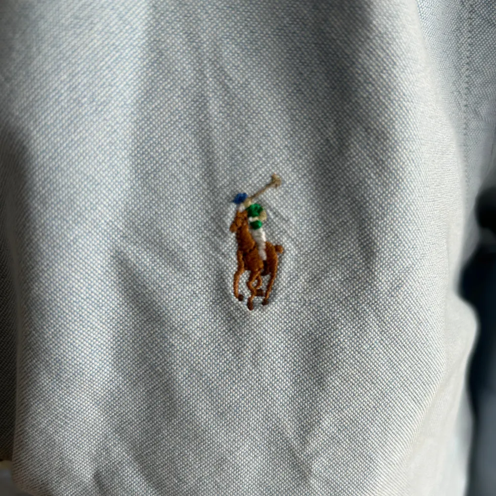 Ljusblå Polo Ralph Lauren skjorta i som nytt skick! Classic fit men sitter slimmat. Nypris ca 1700kr.. Skjortor.