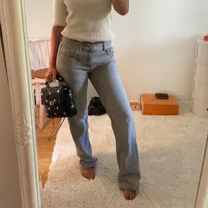 Super snygga grå jeans, Lågmidjade från Gina ❣️❣️ strl 38 men passar även 36!! 