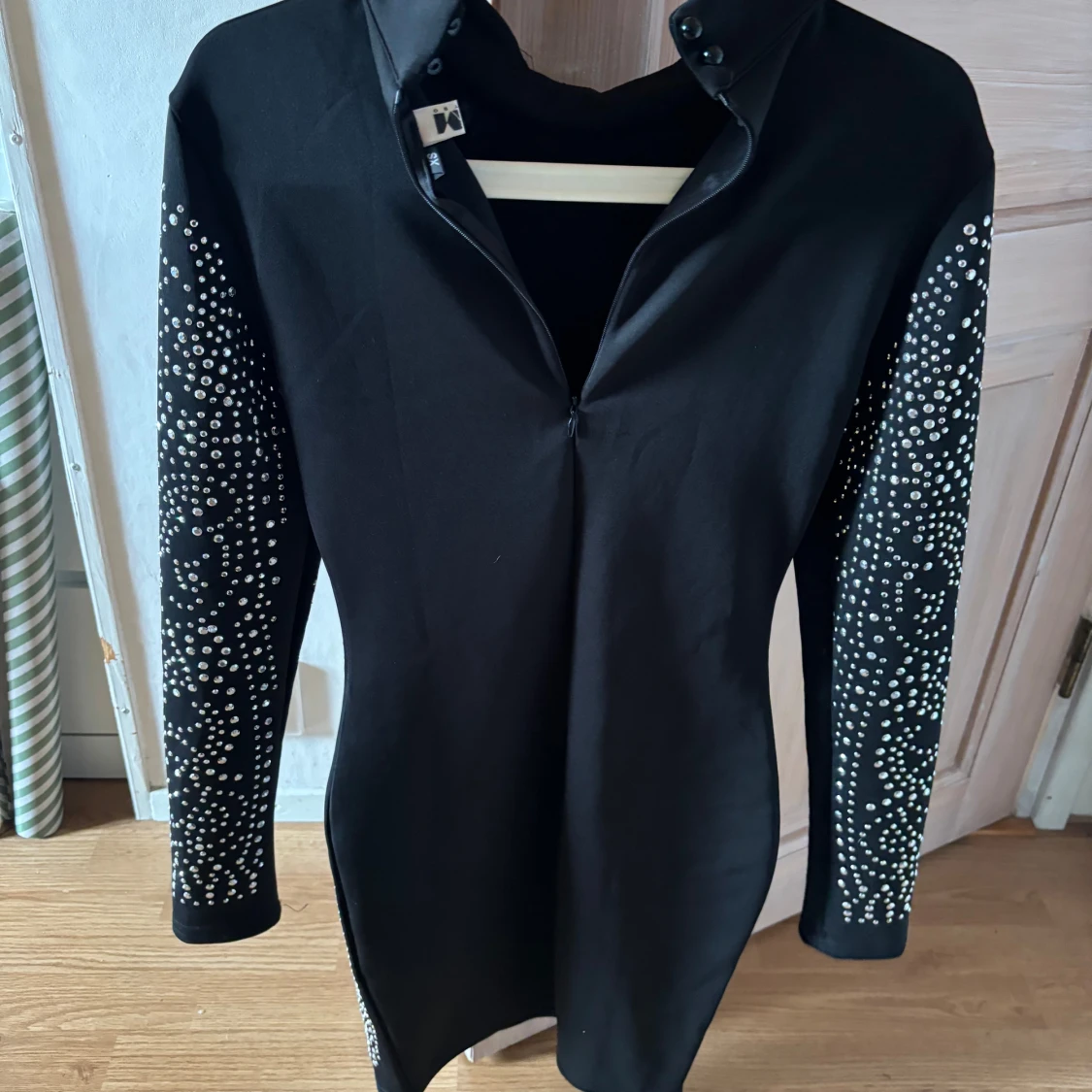 Svart klänning med paljetter - 90