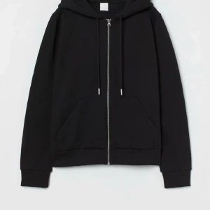 Svart hoodie med dragkedja - Säljer en svart zip-hoodie från H&M med fickor. Supermysig och passar till det mesta. Fint skick och inga större defekter, kan vara lite smånopprig bara, men kanppt något som syns eller man tänker på💕