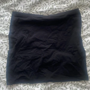 Svart kjol  - En så fin basic svart kjol som passar till alla tillfällen, passar xs/s