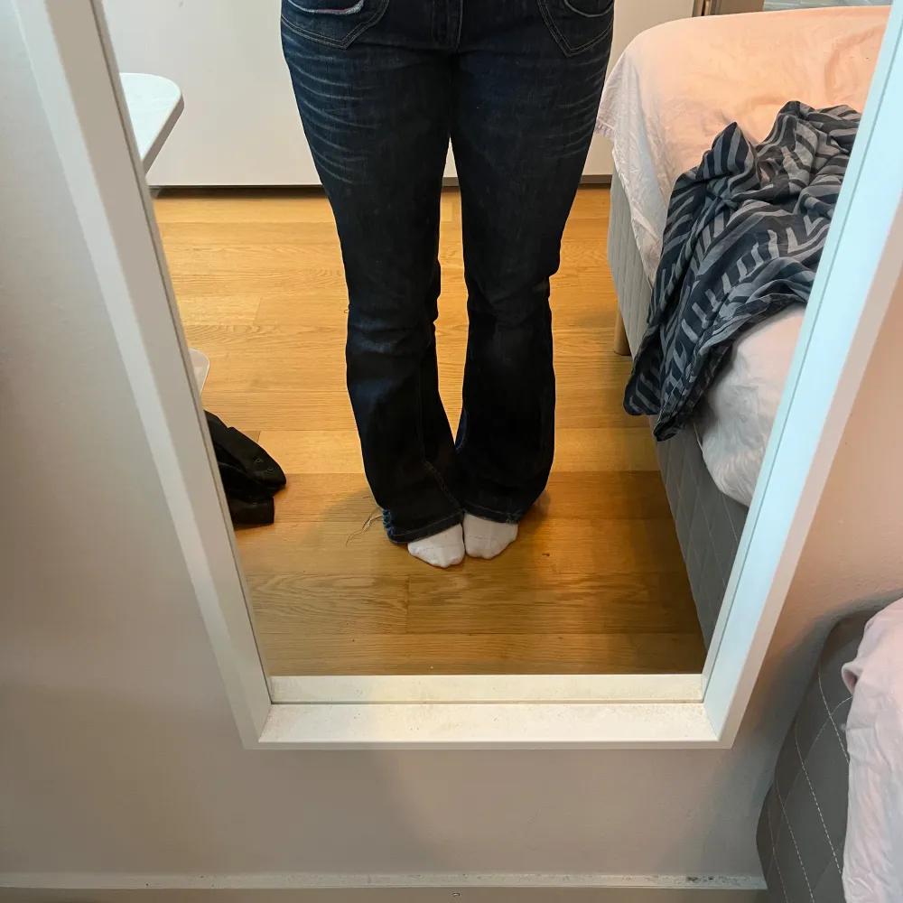 Lågmidjade jeans från esprit som är omsydda till bootcut  W29 L32. Jeans & Byxor.