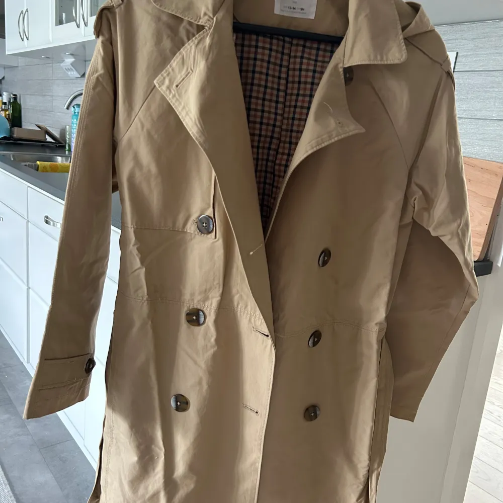 Trenchcoat från Zara, ny, stl 164, 200:- Hoodie Odd Molly, stl M, 100:- Tröja Calvin Klein, stl M, 150:-. Jackor.