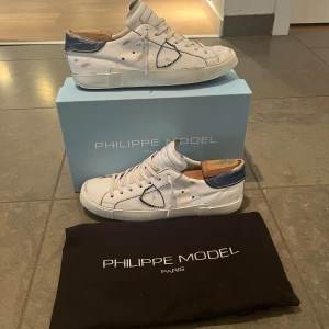 Philippe model - Säljer mina Philippe models som i befintligt skick och har släppt på sulan där bak och sulan inuti är också sliten och behöver bytas. Box och dustbag följer med.