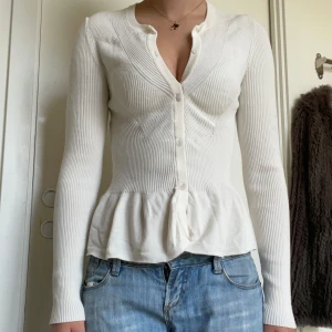 Volang kofta - Asssnygg kofta med volang nertill, knapparna längst upp går att knäppa upp, väldigt strechigt material så passar mig som har xs men borde pass upp till M, skriv vid frågor eller fler bilder 💓