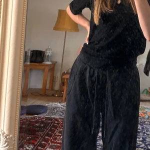 Mjukisar  - Svarat mjukisar från Nike! Går att justera midjan! 🤩🥳👍🏼 Har inga synliga defekter förutom små röda prickar på knäna.    Är 1,61m lång och har vanligtvis storlek xs/s på nederdelar. 