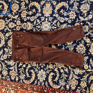 Marron jenas!  - Fina jeans till hösten! 😇🍁🍂Köpta på secondhand och dem var utan etikett, men tror att dem är storlek 40.   Jeans är förstora för mig på midjan och längden. Jag har vanligtvis storlek 34/36 på jeans och är 1,61 m lång🥳