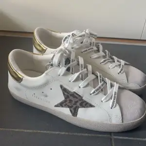 Helt nya golden goose skor, endast testade, säljer pga att dom var för små för mig. Storlek 39 men dom är små i storleken så skulle säga att de passar 37/38! Kartong, dustbag och qr kod finns💕 Nypris: 6000kr