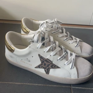 Golden goose skor - Helt nya golden goose skor, endast testade, säljer pga att dom var för små för mig. Storlek 39 men dom är små i storleken så skulle säga att de passar 37/38! Kartong, dustbag och qr kod medföljer💕 Nypris: 6000kr
