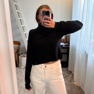 & Other Stories croppad tröja - En finstickad croppad tröja från & Other Stories. Tröjan är högre i halsen och slutar ungefär under naveln. Storlek XS🫶 