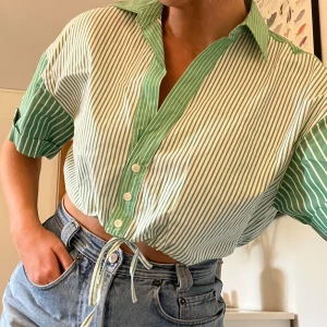 Grön skjorta - Croppad, randig och grön skjorta med knytning. Frakt tillkommer på 58kr 🫶🏻