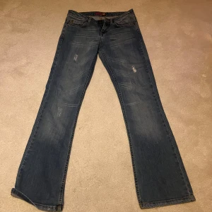 Lågmidjade jeans - Säljer desssa ursnygga lågmidjade jeans som tyvärr ej passade mig! Storlek 27/30 💕 hör av er om frågor 