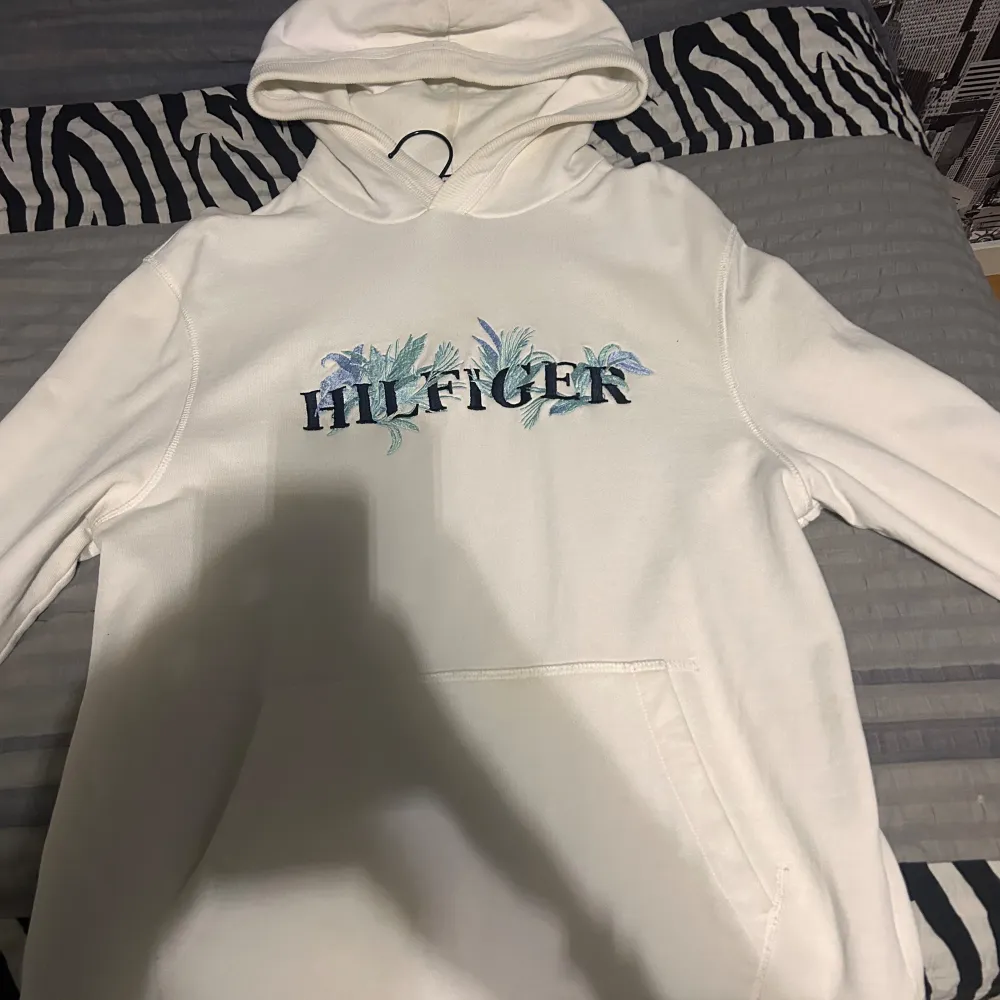 Tommy hilfiger Hoodie original pris 1500 Skick 10/10 Pris kan diskuteras vid snabb affär. Hoodies.